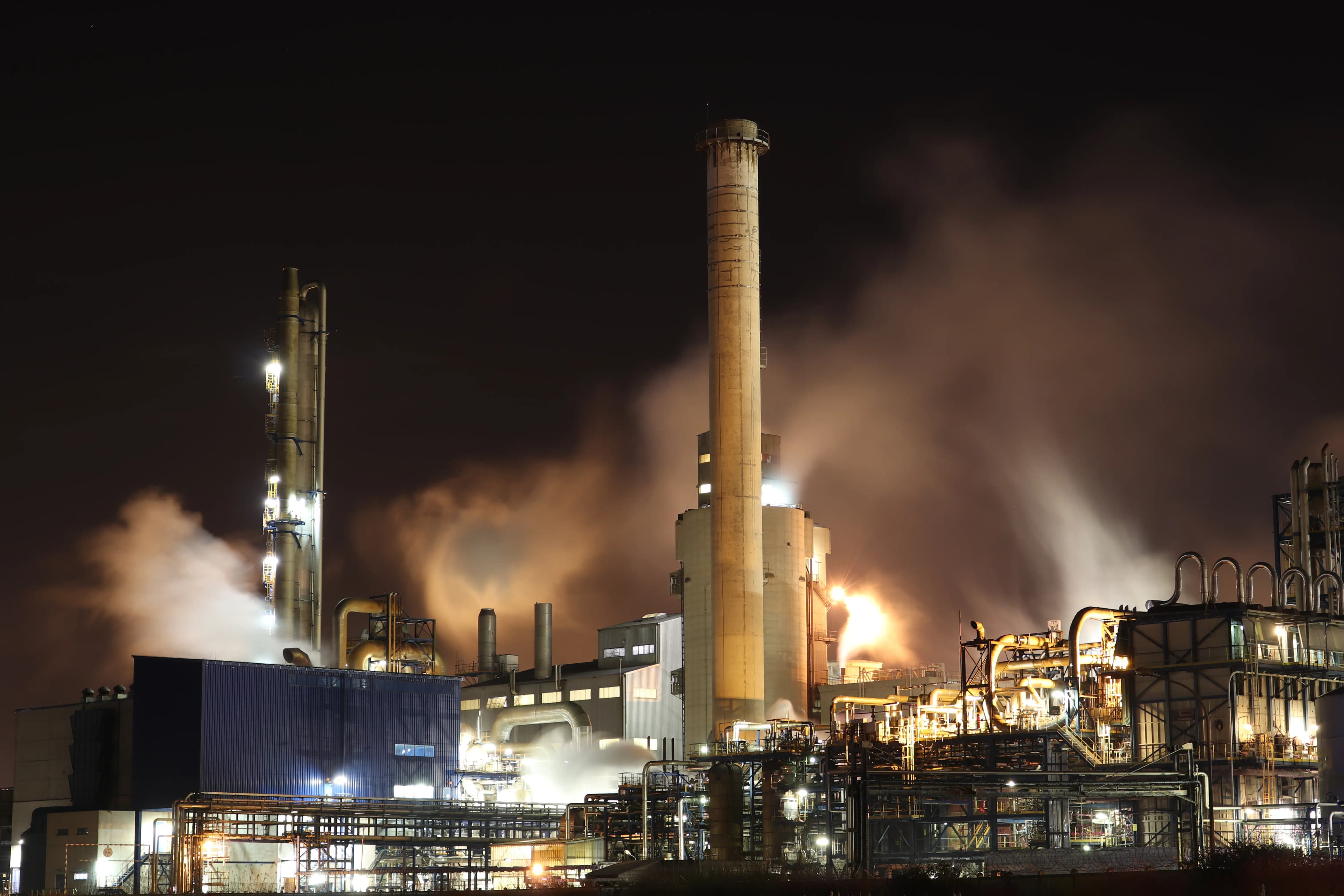 Chemical manufacturing plant with processing towers and steam: industrial facilities that use gear pumps for adhesive and sealant transfer